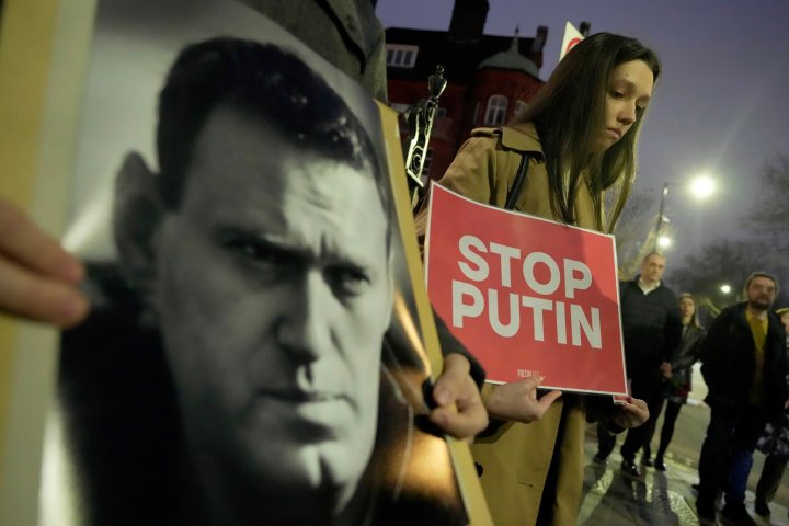 IN PHOTOS: Navalny supporters mourn reported death, label Putin ‘murderer’