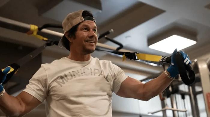 Watch Mark Wahlberg flex ripped bod in thirst trap video Watch Mark Wahlberg flex ripped bod in thirst trap video
