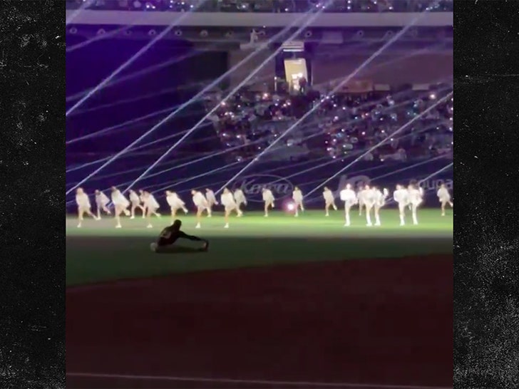 Fernando Tatis Jr. Stretches On Field During (G)I-dle’s MLB Seoul Series Show