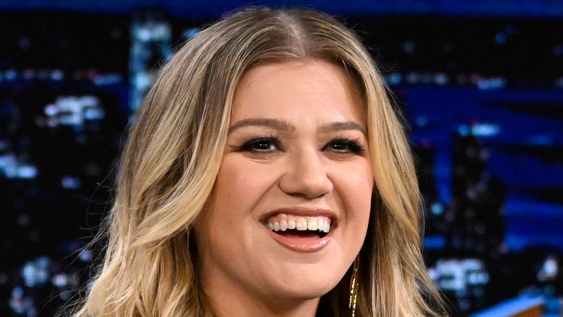 Kelly Clarkson is a radiant vision in bridal-worthy cinched dress