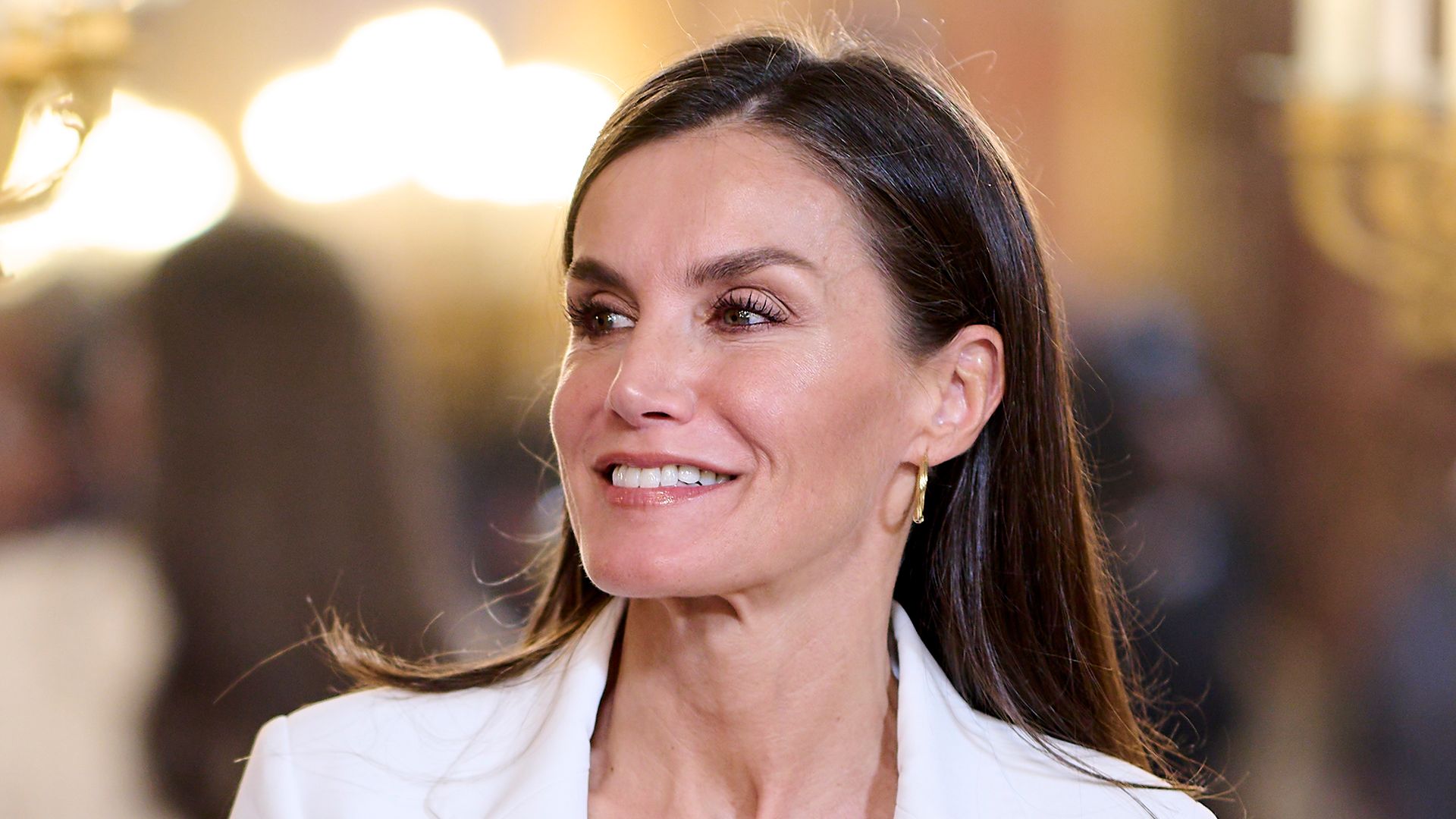 Queen Letizia shines bright in super cinched look covered in glitter