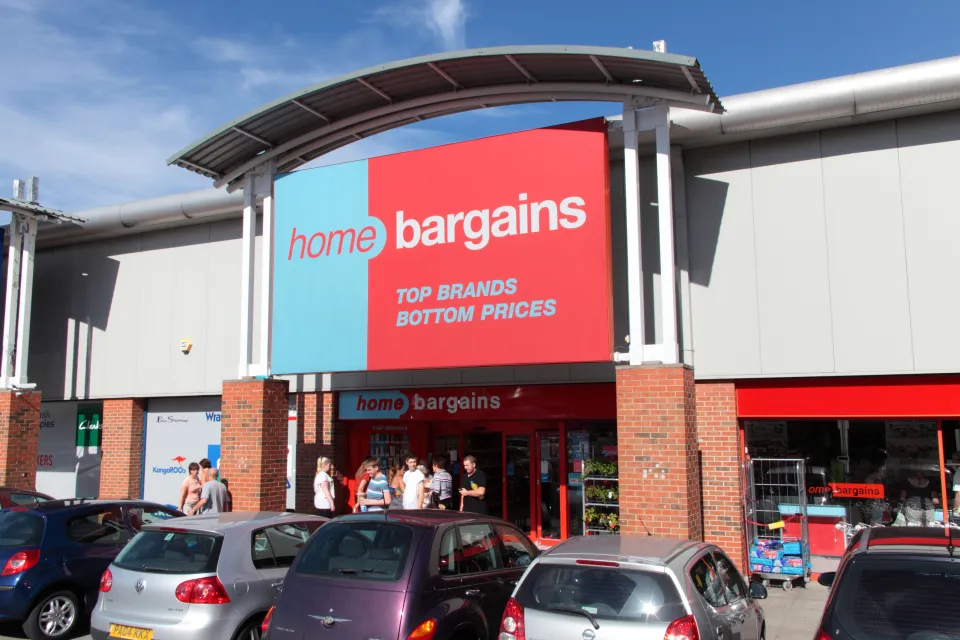 Shoppers are racing to Home Bargains to nab £3.49 gadget that’ll help to keep their babies cool on their sunny holidays