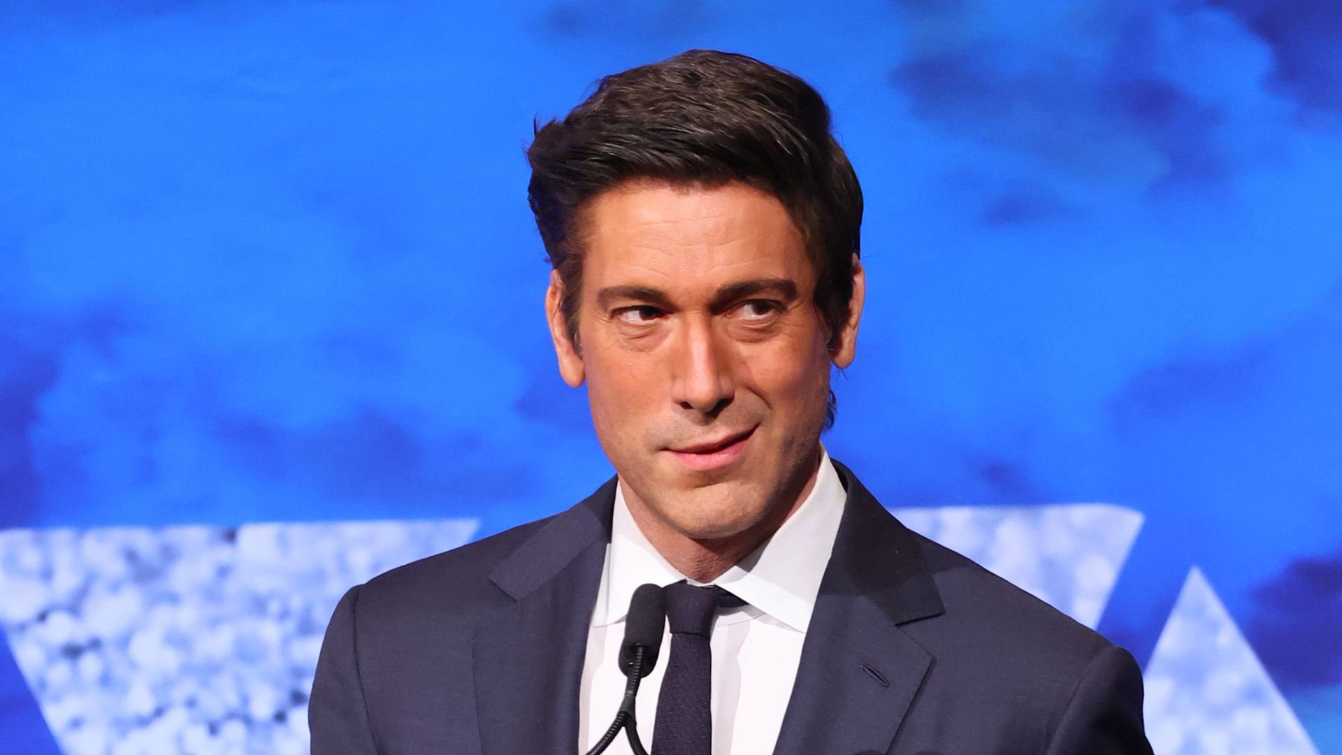 David Muir’s rugged look in new vacation photos with rarely-seen family cause a stir