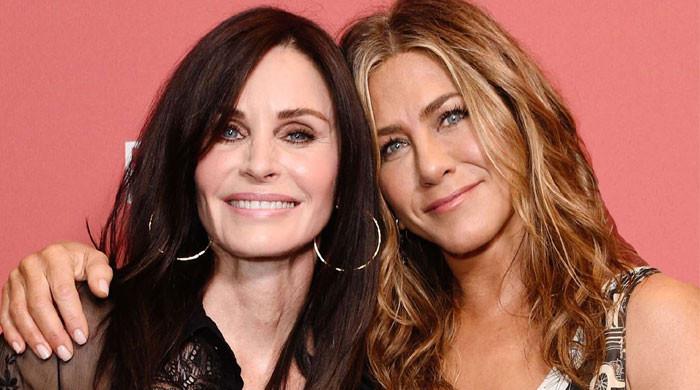 Jennifer Aniston catches up with ‘Friends’ costar Courtney Cox at dinner