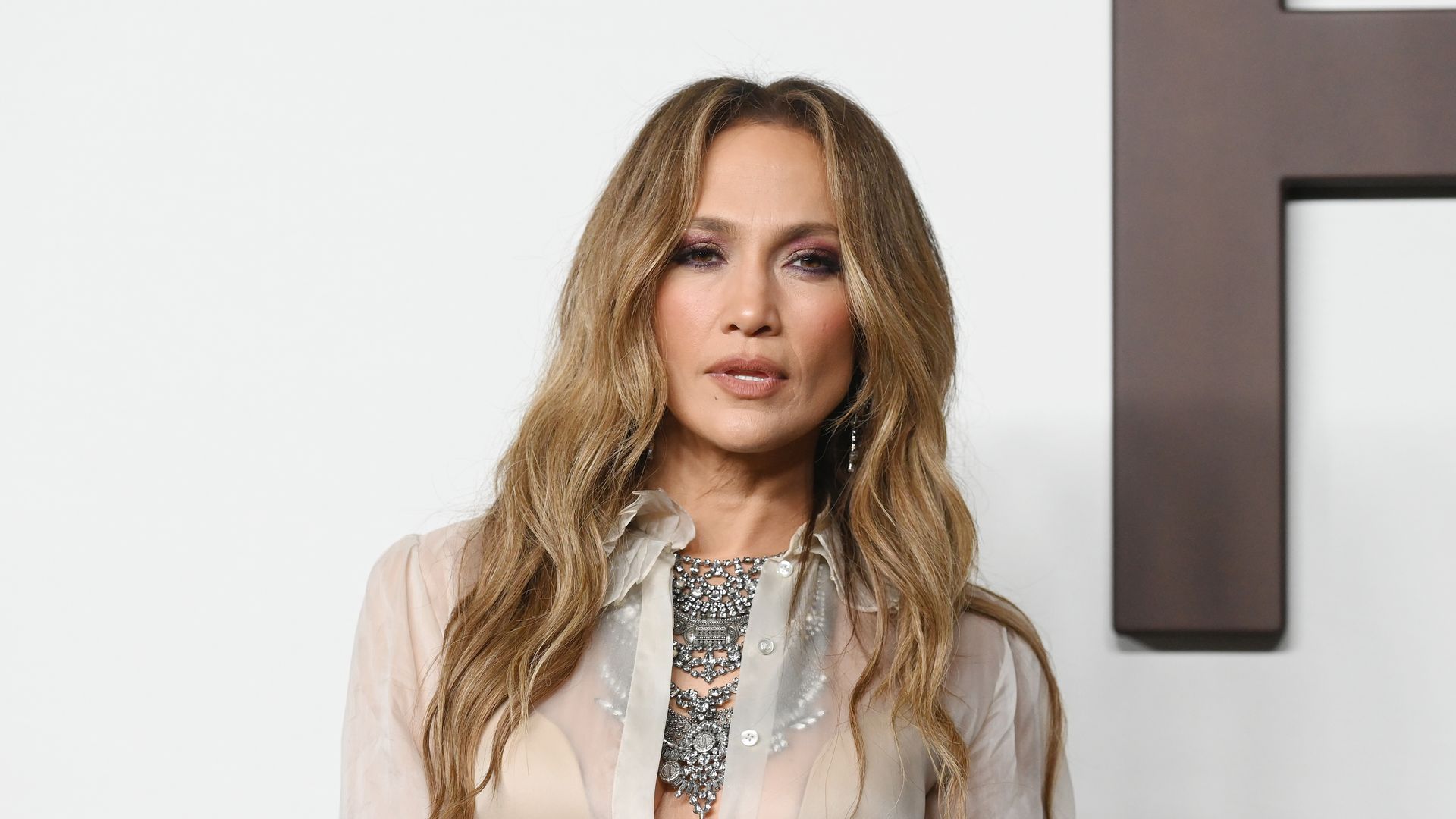 Jennifer Lopez shows off sculpted curves in figure-hugging jeans for glamorous girls’ night