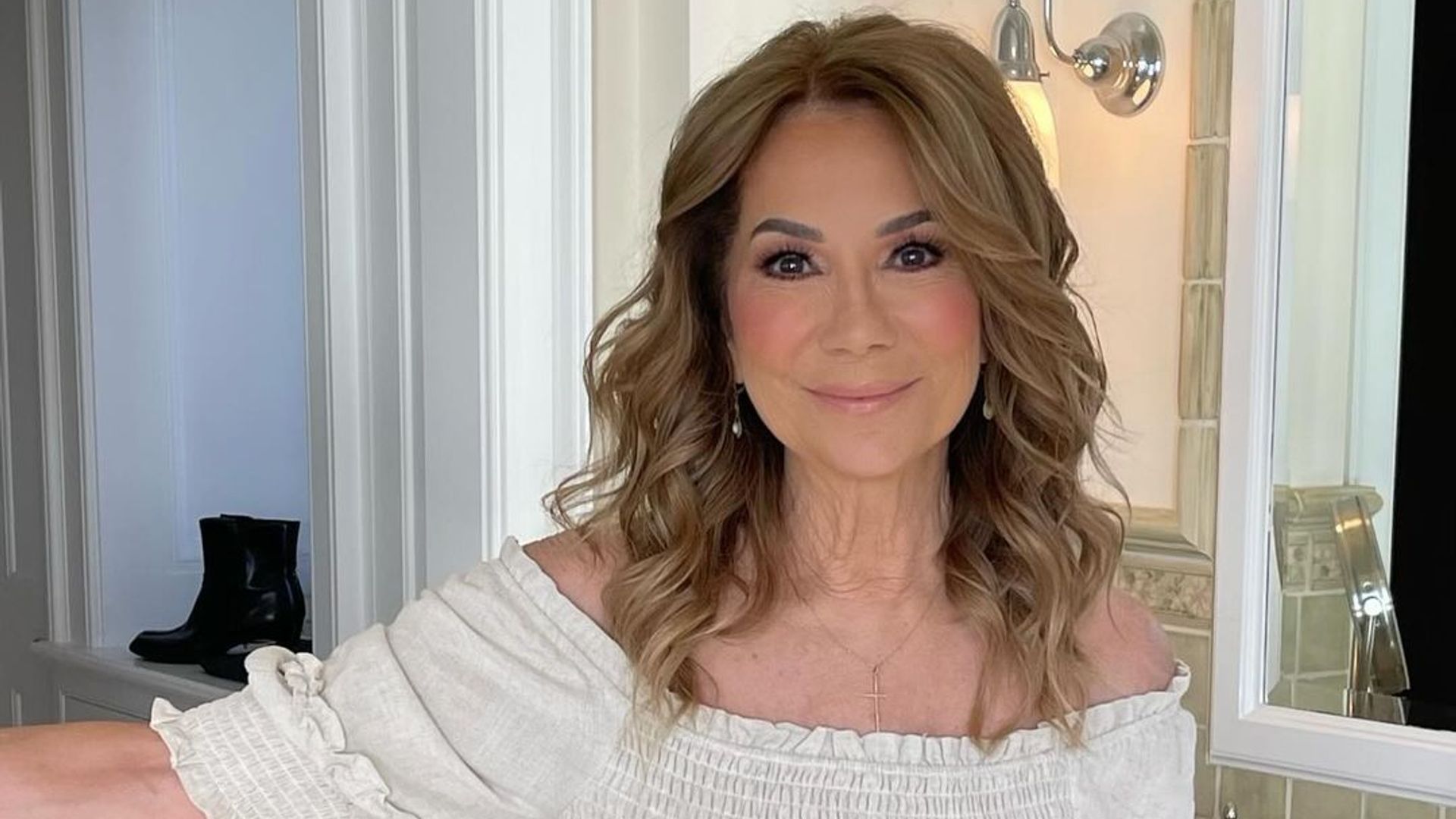 Kathie Lee Gifford, 71, looks incredible in skinny jeans as she performs on stage
