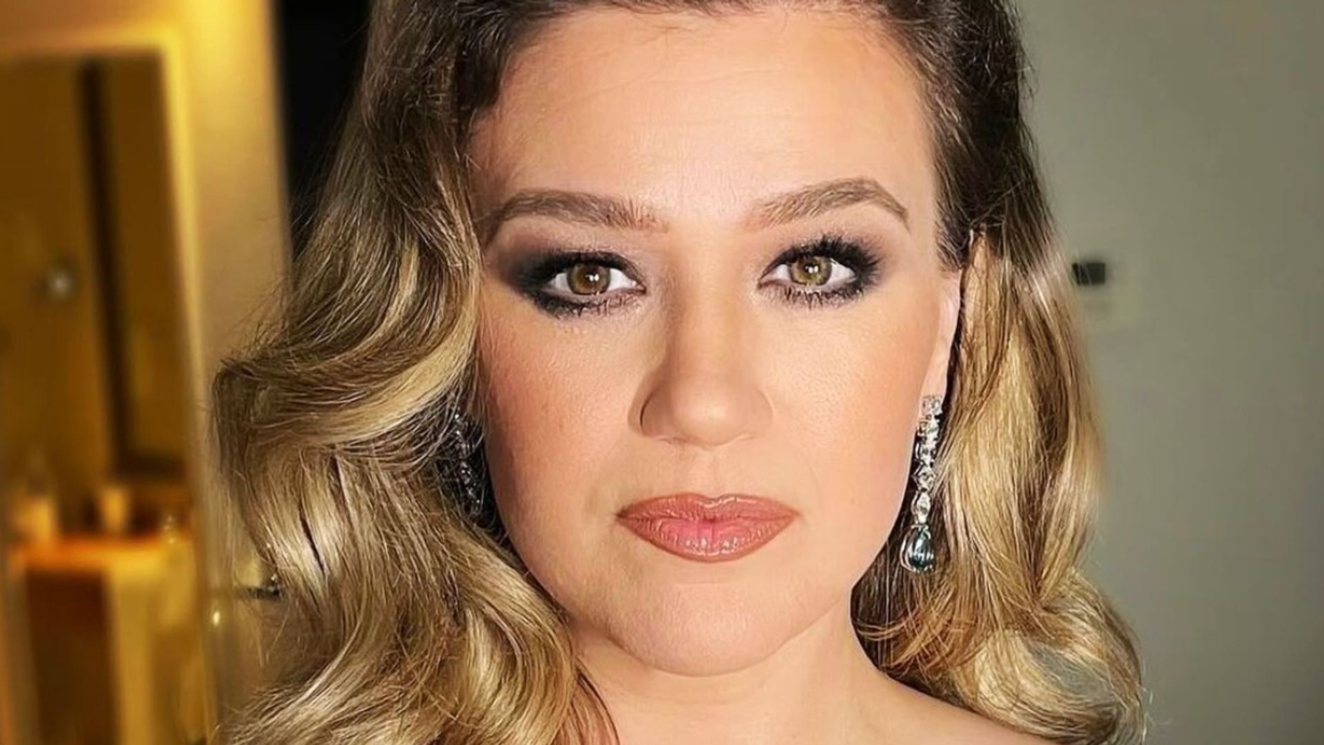 Kelly Clarkson rocked the ‘perfect date night jumpsuit’ & it’s Khloe Kardashian approved