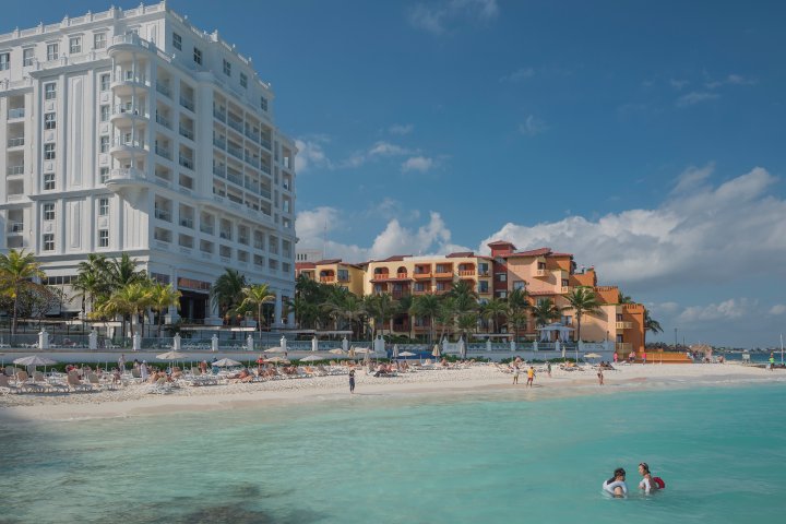 Suspects flee on jet skis after man shot, killed near luxury Cancun hotel