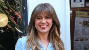 Kelly Clarkson is a floral dream in 0 mini dress that highlights endless legs