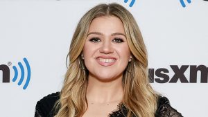 Kelly Clarkson rocks high-slit leather skirt in new photo