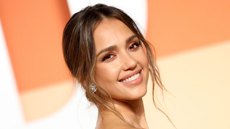 Jessica Alba throws it back to her Y2K style with photos that are ‘such a mood’