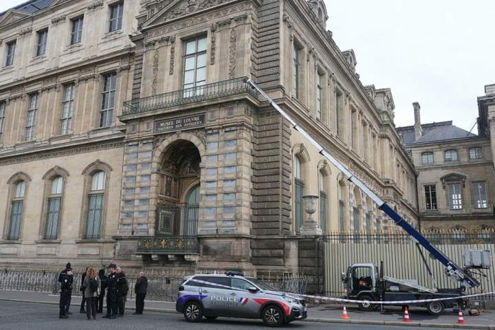 Video captures thieves escaping after Louvre Museum jewel heist Video captures thieves escaping after Louvre Museum jewel heist