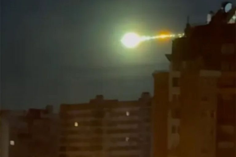 Watch moment mysterious giant green fireball UFO streaks over Moscow witnessed by hundreds of people Watch moment mysterious giant green fireball UFO streaks over Moscow witnessed by hundreds of people