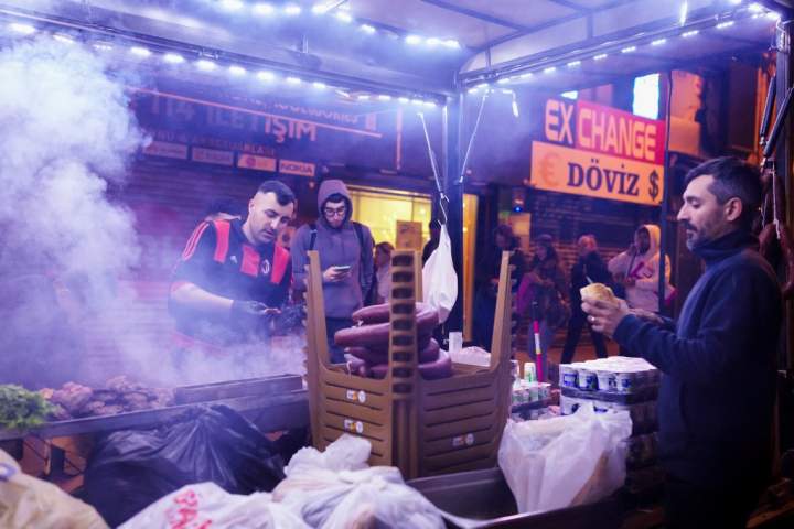 Tourist mother, 2 children dead after suspected food poisoning in Istanbul