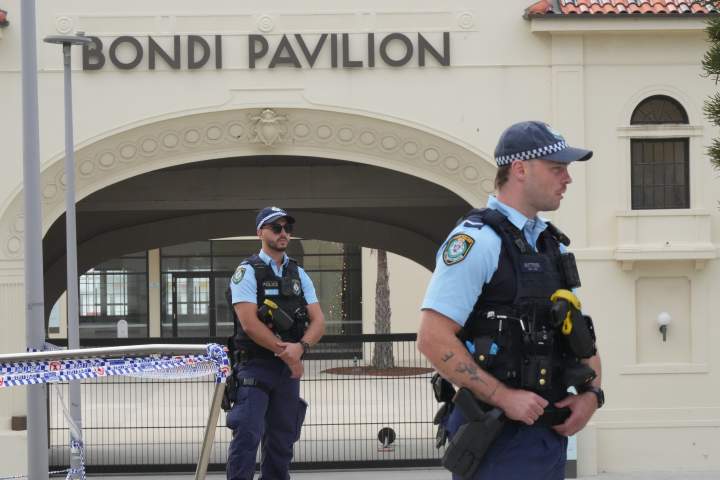 Australia plans tougher laws against displaying extremist flags after Bondi shooting