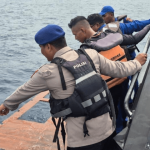 Indonesian rescuers search for a Spanish coach and 3 children after tour boat sinks