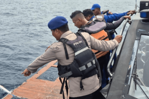 Indonesian rescuers search for a Spanish coach and 3 children after tour boat sinks