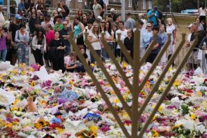 Thousands gather to mark one week since Bondi Beach attack