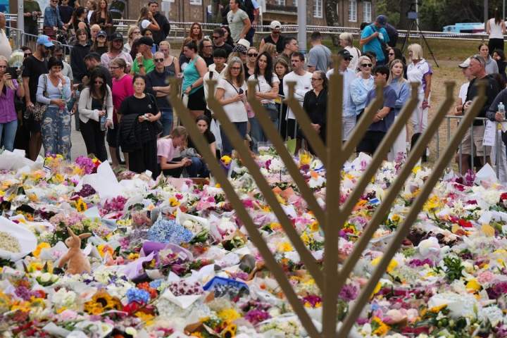 Thousands gather to mark one week since Bondi Beach attack