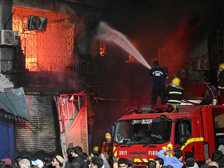At Least 6 Dead, Dozens Injured in Shopping Mall Fire in Pakistan
