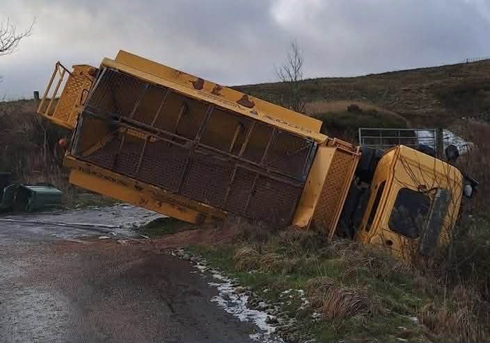 ‘Do not drive’ alert to Brits who risk being ‘buffeted’ across roads by 100mph Storm Goretti – as RED warning in force
