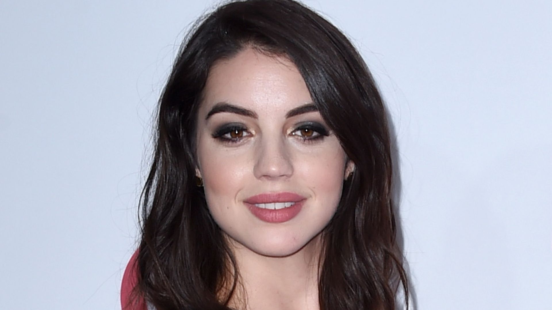 Grey’s Anatomy star Adelaide Kane flaunts string bikini in new beach photos