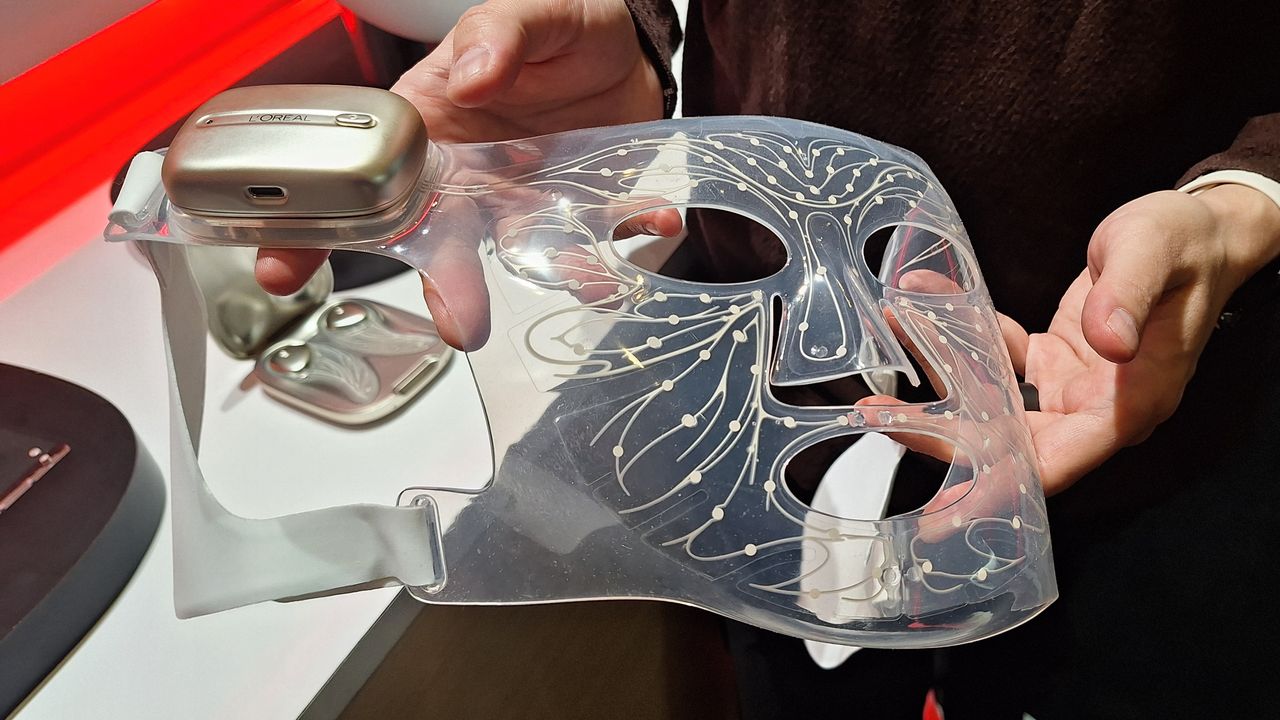 I just saw L’Oréal’s ultra-flexible silicone LED mask, and it’s about to seriously shake up the beauty market