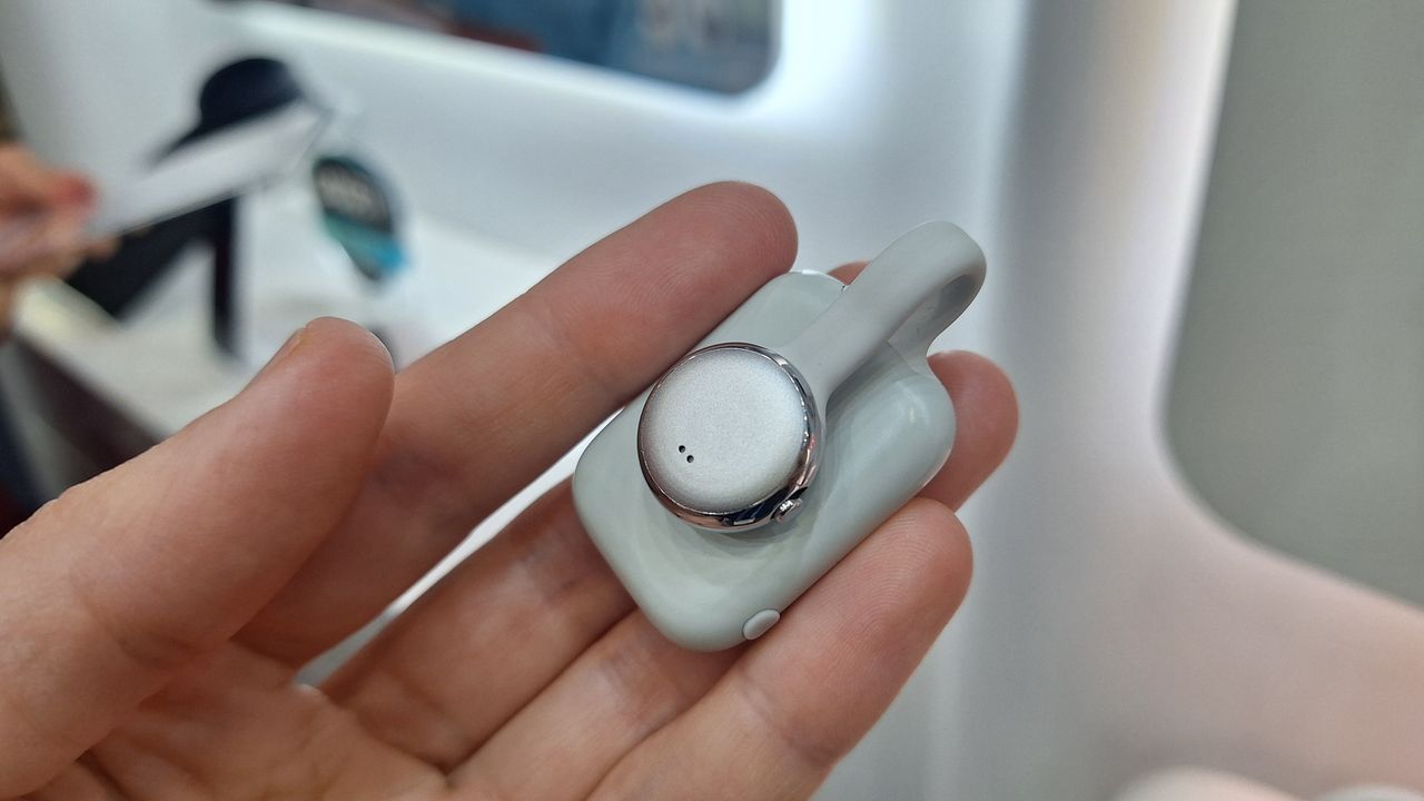 SwitchBot’s new gadget clips to your collar and records your conversations, so you’ll never have to pay attention ever again