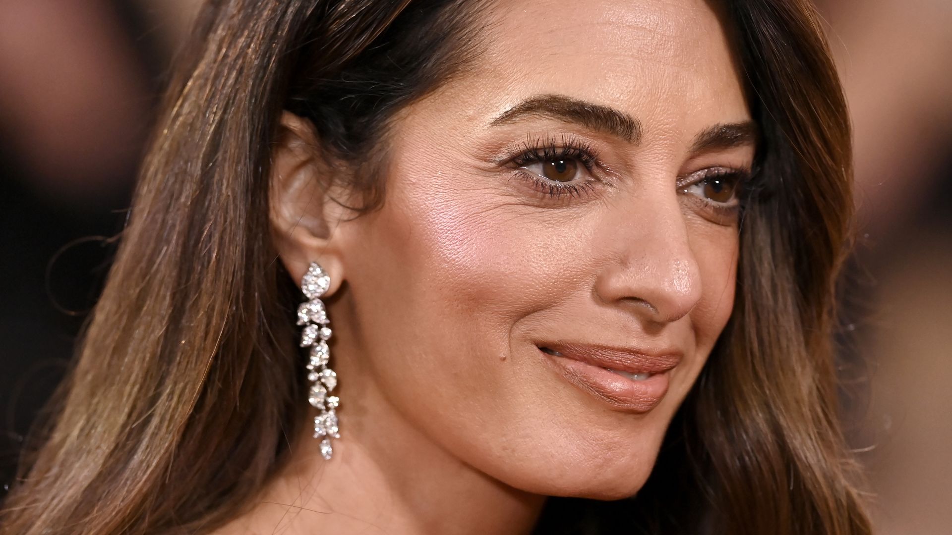 George Clooney’s wife Amal shows off her endless legs in ultra-flattering 70s jeans