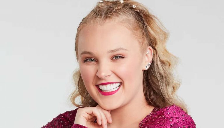 JoJo Siwa shares inspiring words with young changemakers