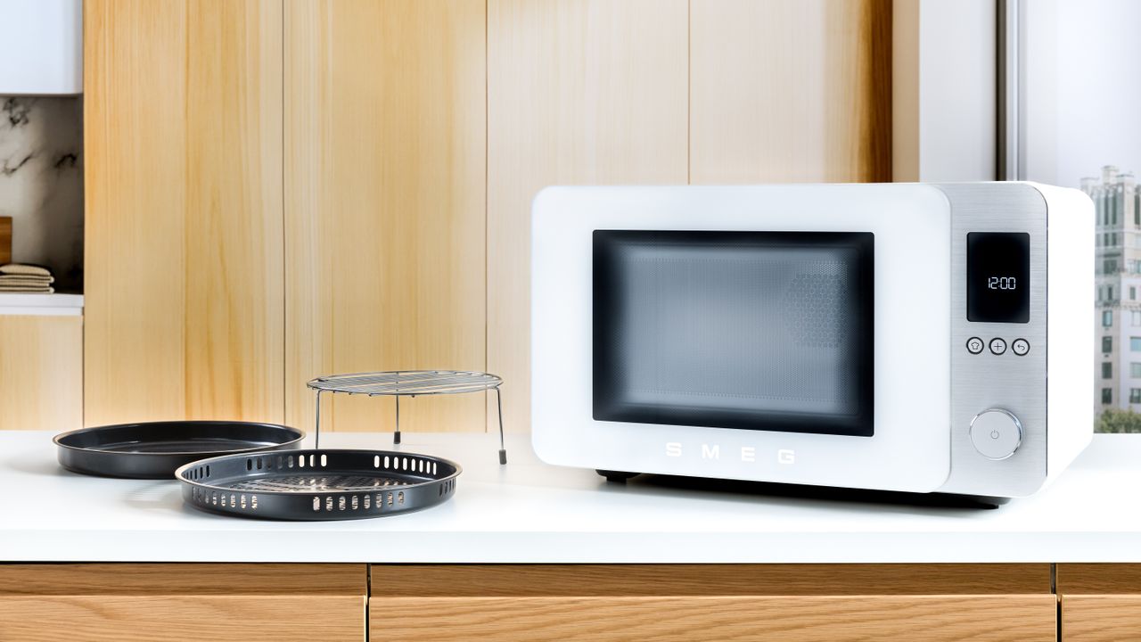 Smeg just launched a stylish microwave and air fryer combo — and it’ll cook everything from creamy oatmeal to crispy chicken