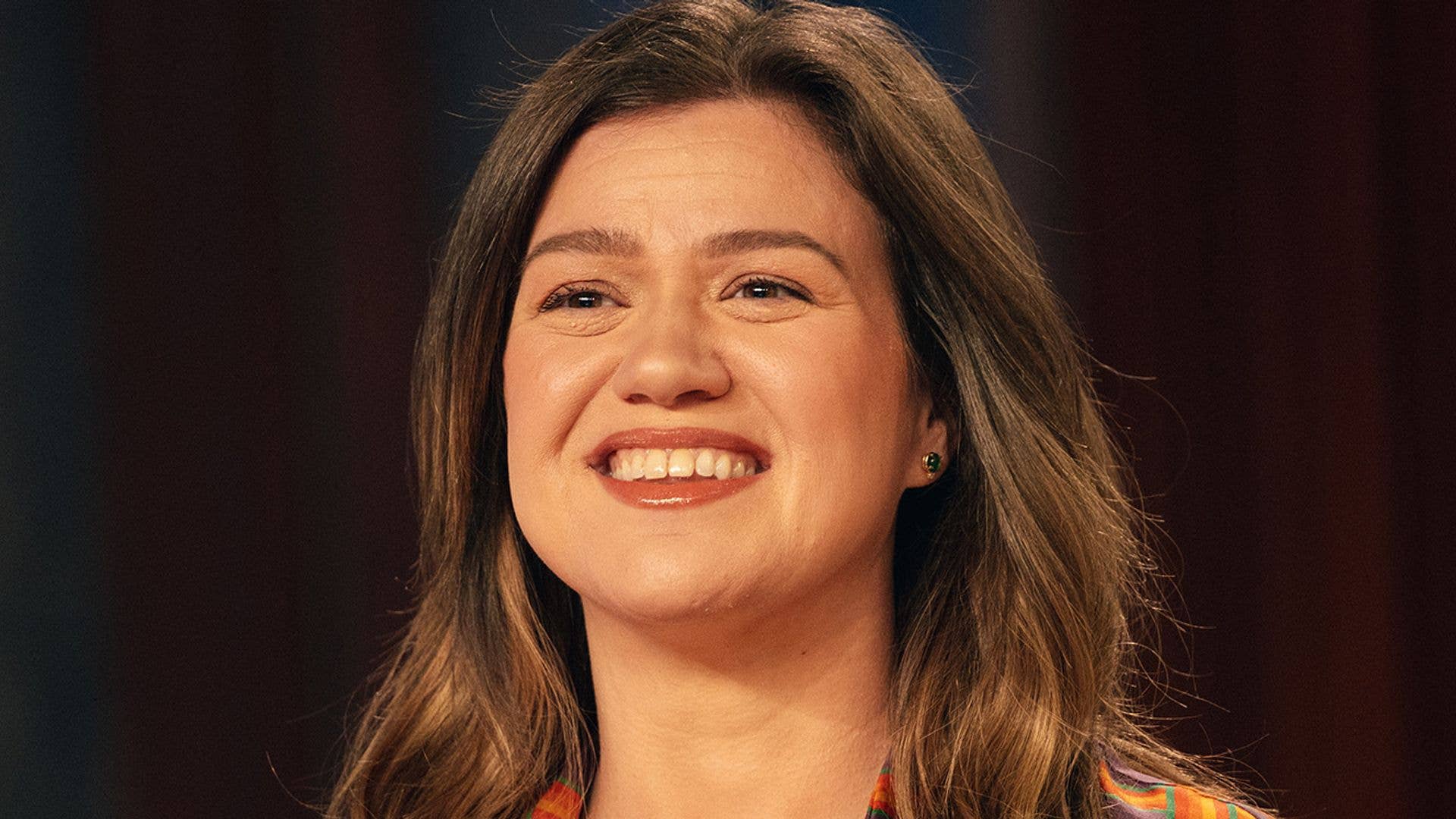 Kelly Clarkson oozes confidence in form-fitting jumpsuit with a twist