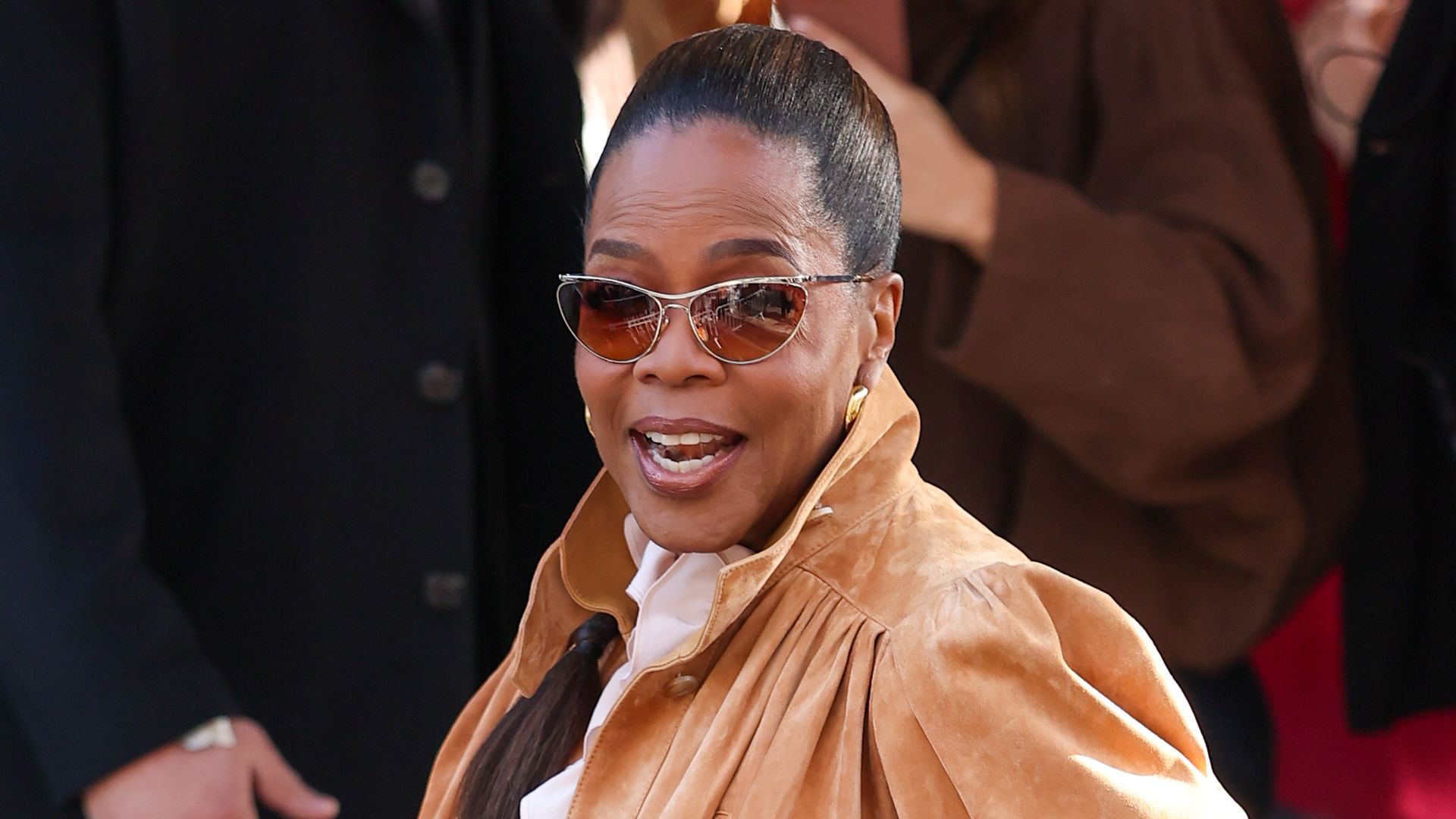 Oprah Winfrey highlights tiny waist in her favorite ‘cropped’ look at Paris Fashion Week