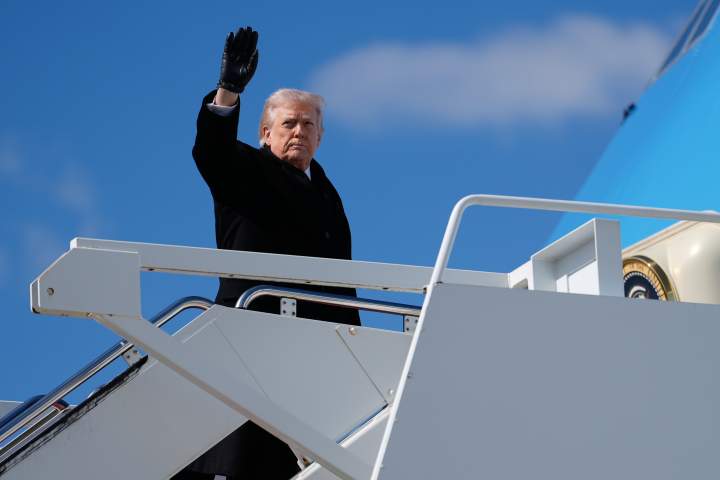 Trump pays respects to 6 U.S. service members killed in Iraq crash