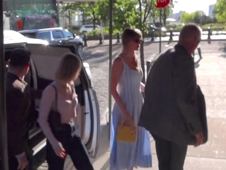 Taylor Swift Grabs Dinner With Dad Amid NYC Wedding Speculation