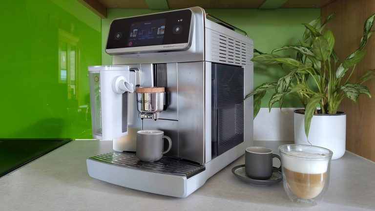 I spent two weeks with the gorgeous Philips Café Aromis espresso machine, and creating delicious custom coffees has never been so much fun