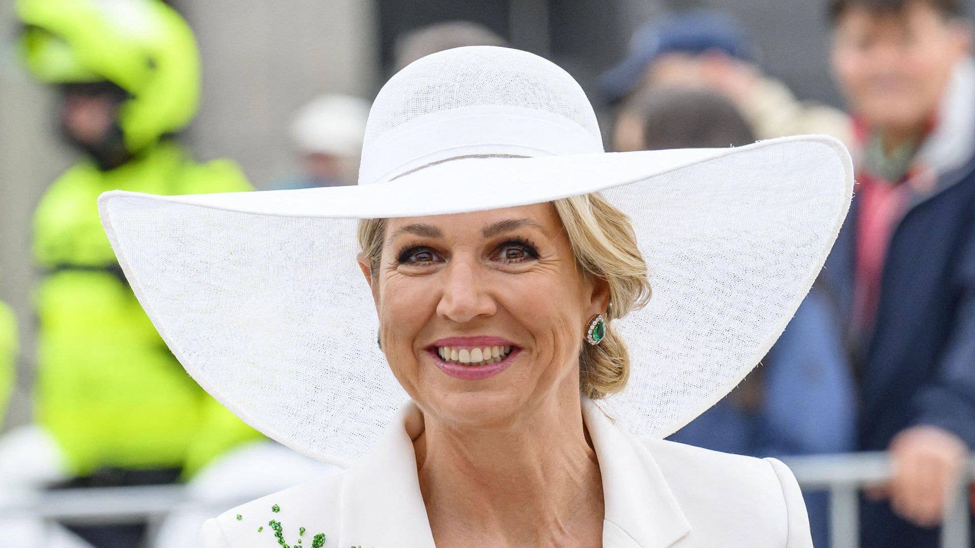 Queen Máxima sports unexpected bridal white suit – splattered with green paint