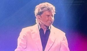 Barry Manilow says ‘I’ll never forget you’ in emotional goodbye