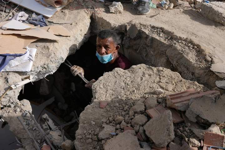 Death toll from Venezuela earthquakes climbs to 920, thousands more missing