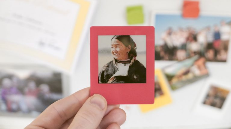 I tried the Vidabay Snap — and this tiny, $30 E Ink frame might just be the world’s most charming fridge magnet