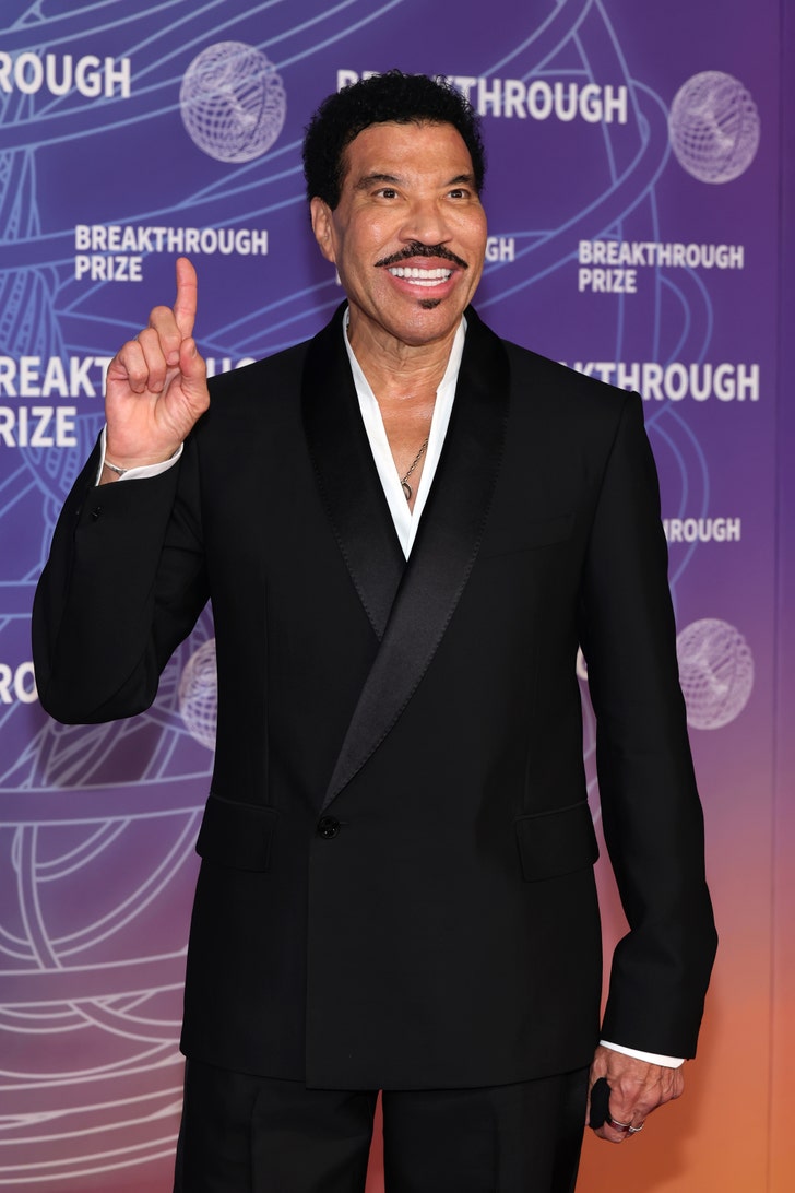Lionel Richie Cuts Concert Short After Falling Ill Onstage, Video Shows