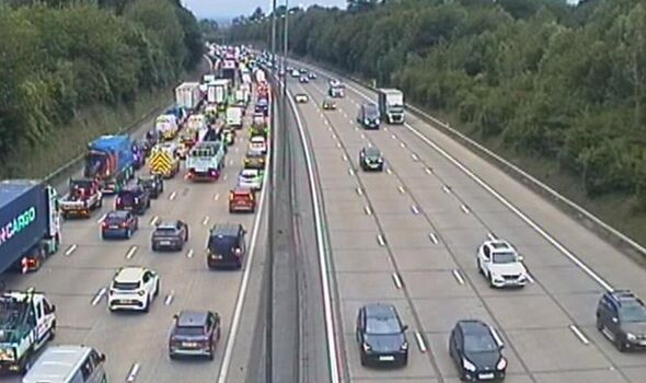 M25 traffic LIVE: Chaos on major motorway as crash sparks rush hour closure