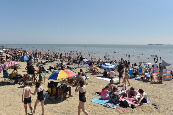 Met Office heatwave update as ‘high temperature spikes’ forecast after 35C