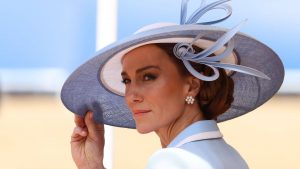 The shoulder rule and the death of matching: How to wear an occasion hat in 2026 according to a milliner