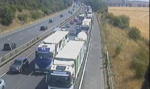 M4 fire LIVE: Lorry blaze sparks traffic chaos in Swindon with 60 minute delays