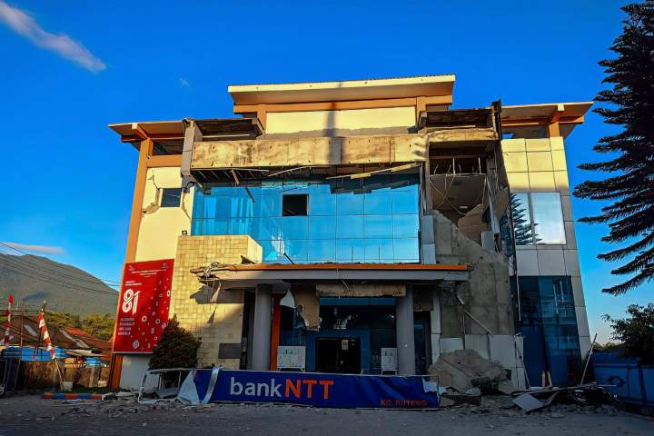 Magnitude 7.7 earthquake strikes off Indonesia’s coast, toppling buildings and killing at least 5