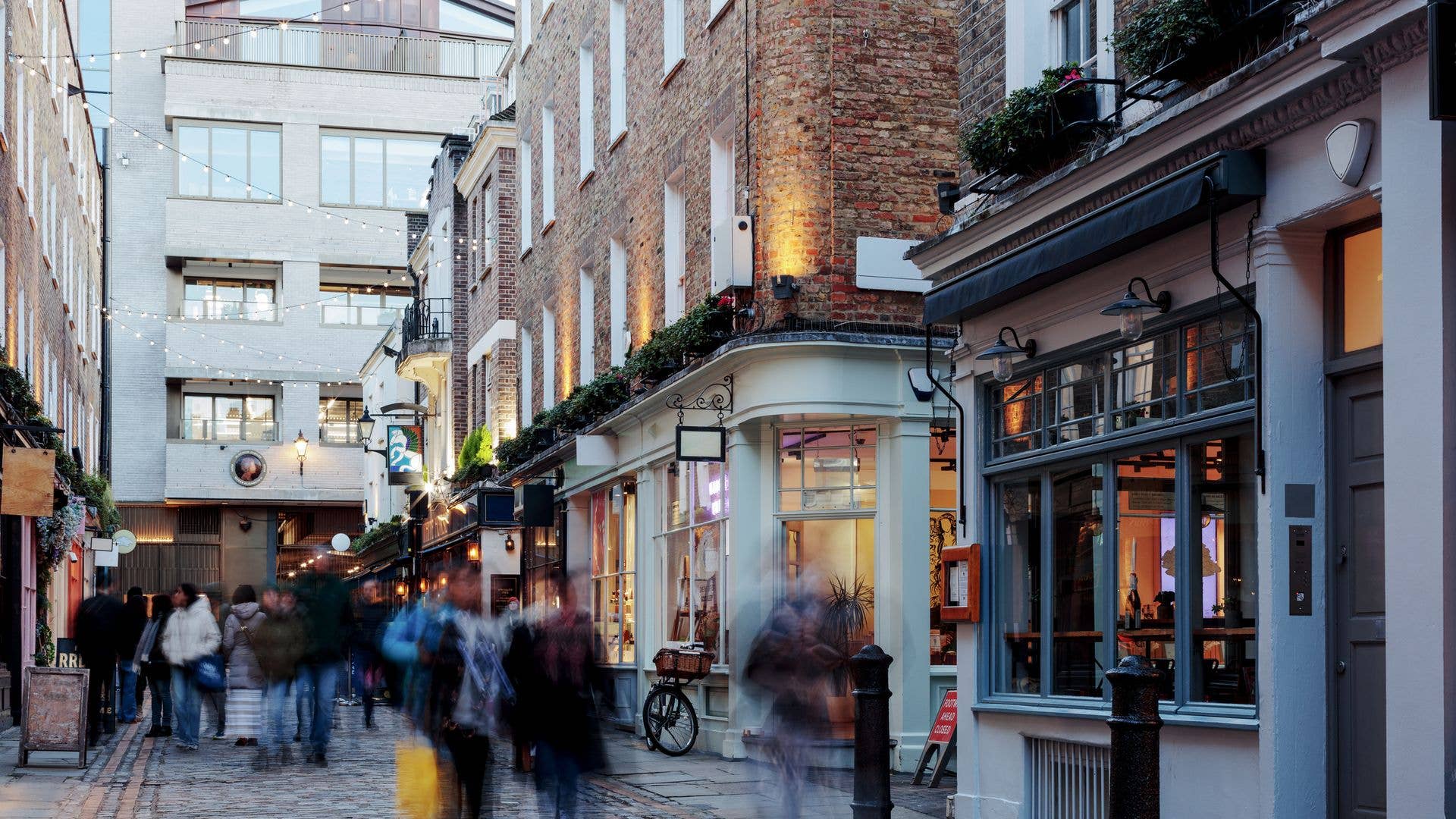 15 stores from the 90s that dominated the high street that are now gone forever