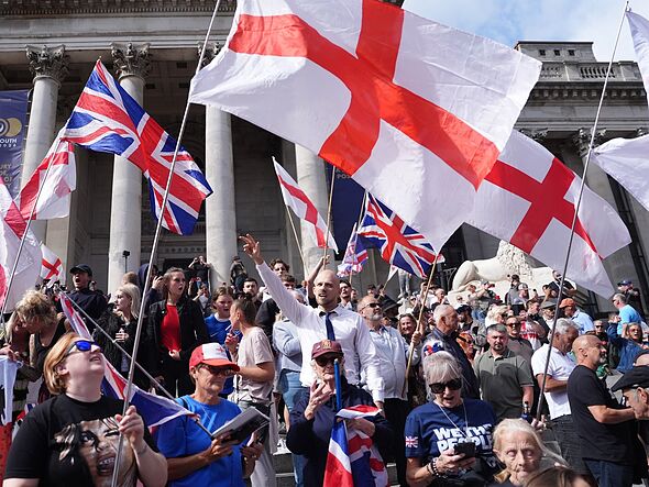Chaos in UK seaside city as man arrested in heated anti-migrant protests