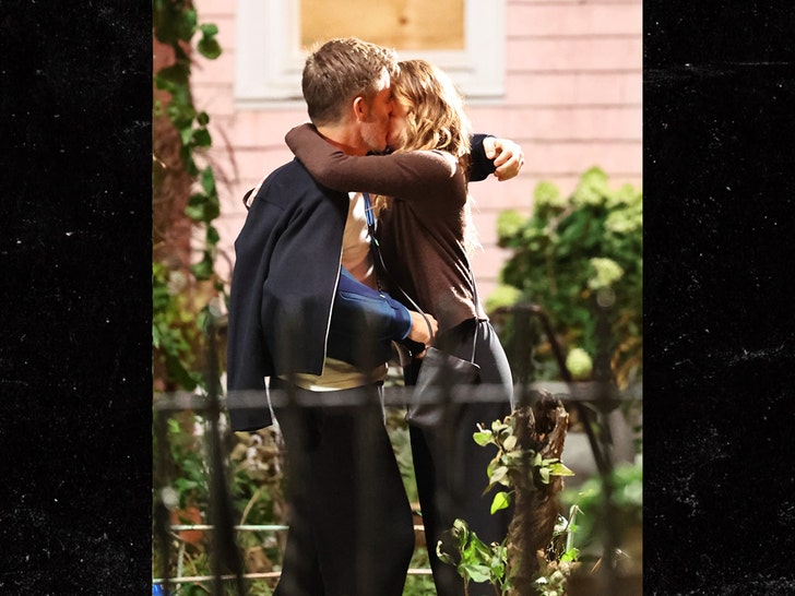 Emma Stone & Chris Pine Kiss on Movie Set