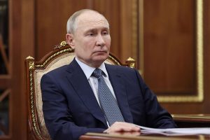 Putin orders ‘no strikes on Kyiv’ while drone alerts ring ahead of Trump envoys meeting